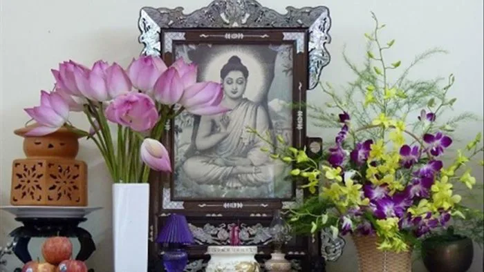 cach-cam-hoa-sen-ban-tho-trang-nghiem-3