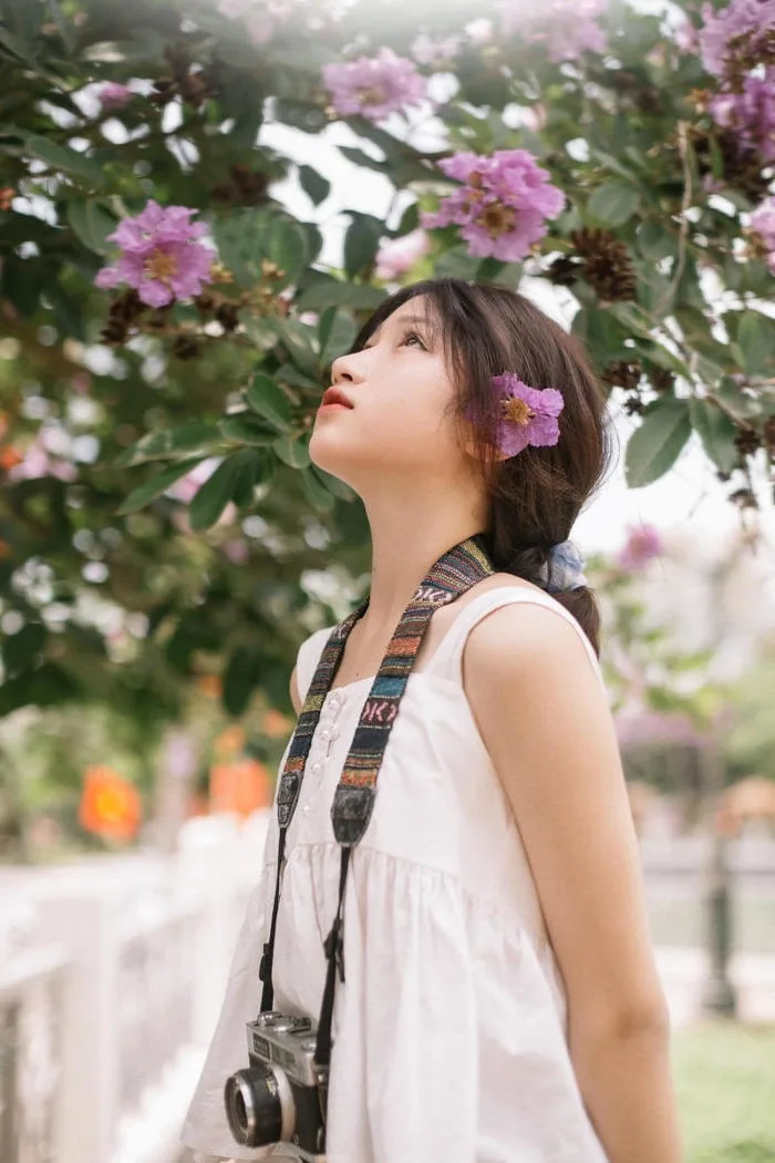 Hướng dẫn tạo dáng chụp ảnh với hoa bằng lăng xinh như nàng thơ