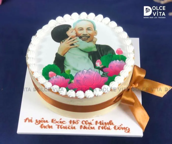 Bánh kem in hình Bác Hồ và hoa sen nhân dịp S... | Dolce Vita Q7