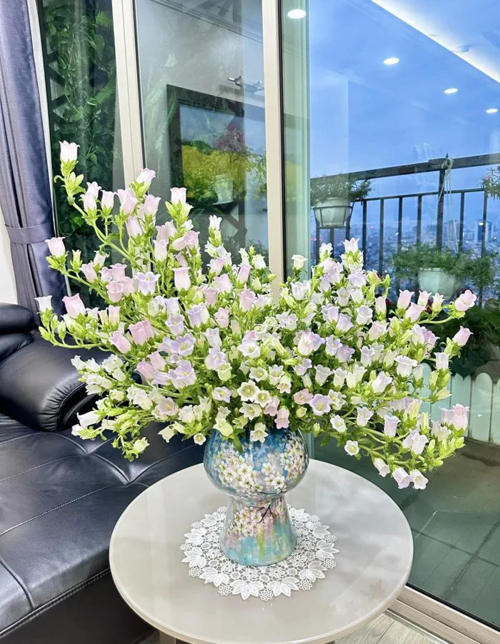 Lạ lùng loài hoa thoạt nhìn như bó rau héo, cắm nước sôi bỏng tay lại nở  căng, đẹp như pha lê