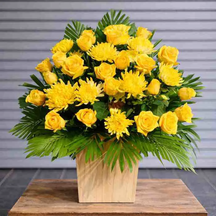 Giỏ hoa viếng cúc vàng phối hoa hồng vàng tinh tế, phù hợp gửi chia buồn  đám tang