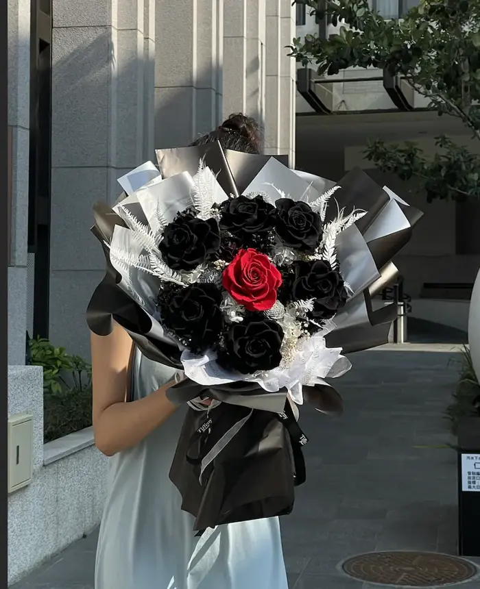 Mẫu bó hoa hồng đen 6 bông độc đáo, miễn phí giao hàng, gọi trước 4 tiếng