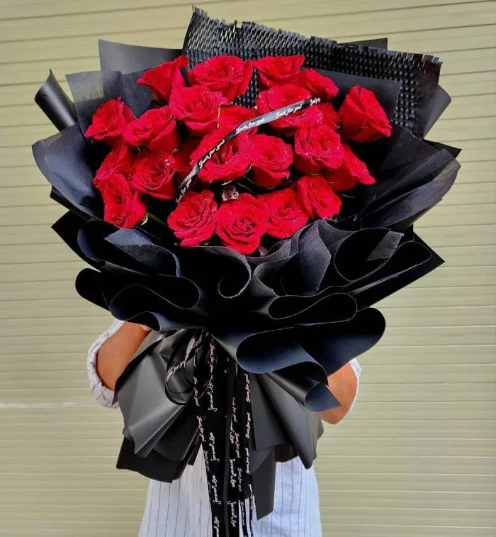 Bó hoa hồng đỏ giấy đen