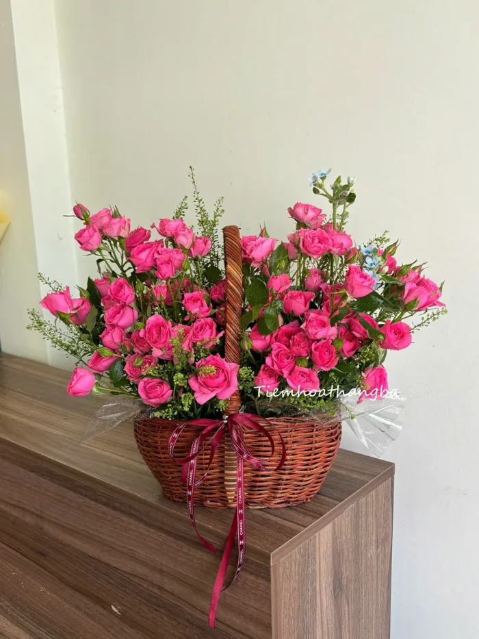 Giỏ Hoa Hồng Chùm Sophia – Vẻ Đẹp Dịu Dàng Và Đầy Nữ Tính