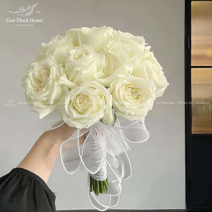 Bó hoa cưới hoa hồng trắng lưới nhập khẩu