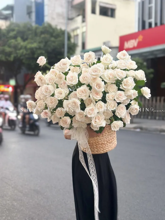 Giỏ hoa hồng 100 Bông Ohara Trắng H100 - SHIN Flowers