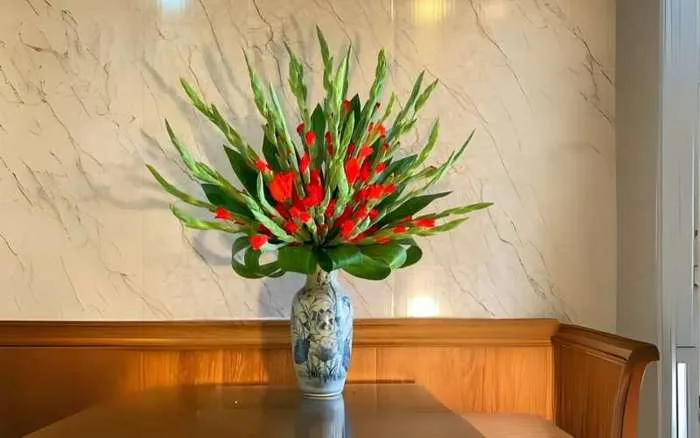 15 Cách cắm hoa huệ đỏ để bàn thờ ngày Tết đẹp nhất, tươi lâu – Flosa
