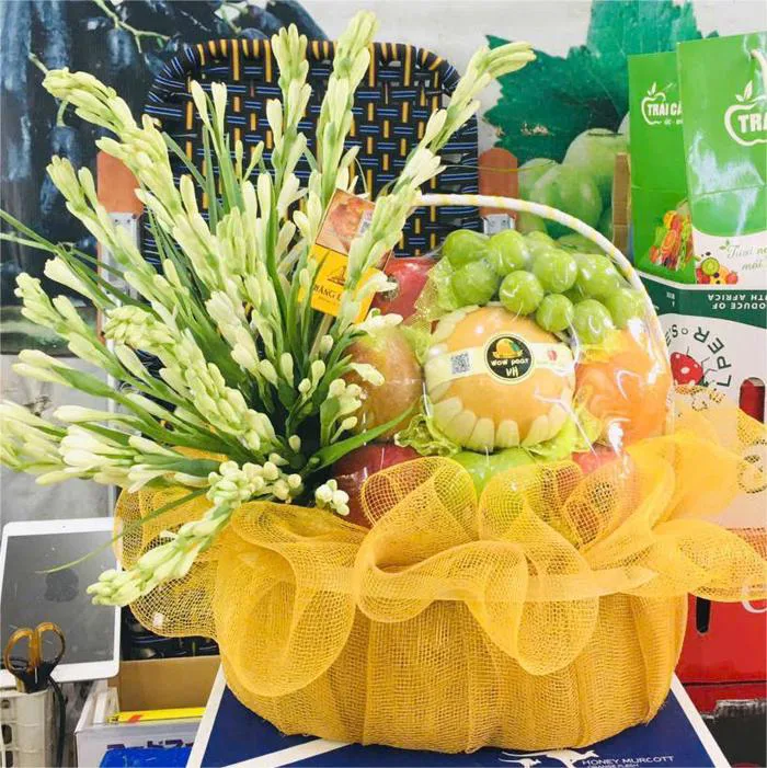 Giỏ quả và hoa huệ trắng thắp hương đám giỗ, dâng hương tế lễ
