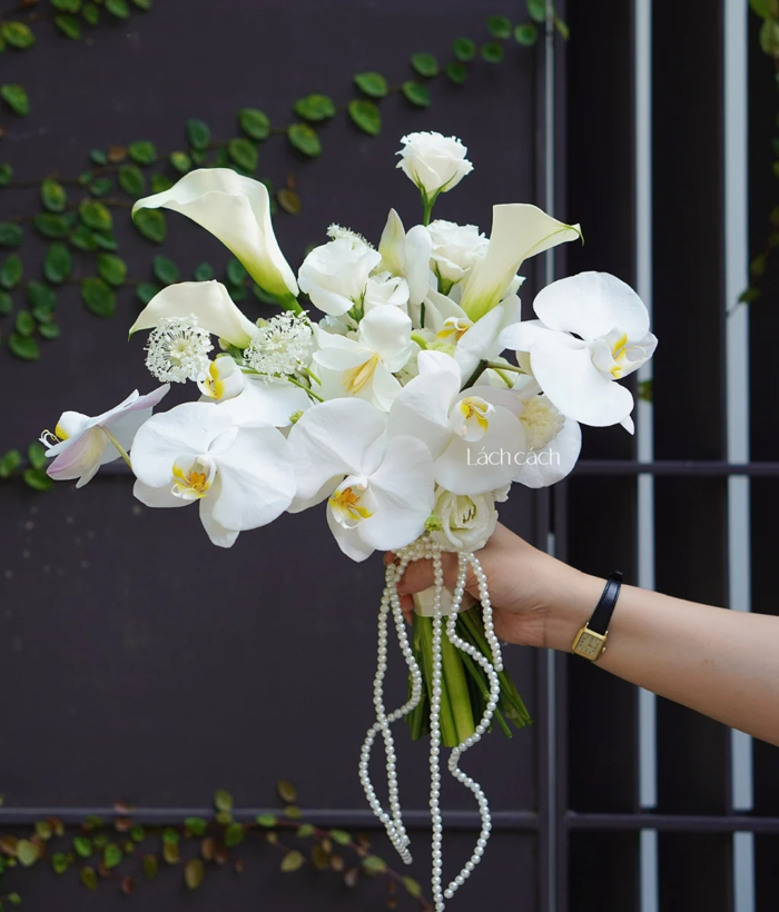 Hoa cưới calla lily trắng mix lan hồ điệp– Tiệm Hoa Lách Cách