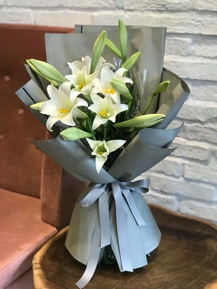 Bó hoa loa kèn trắng - Góc Phố - B32128 (Lilium longiflorum flowers) - Tiệm  Hoa Bốn Mùa