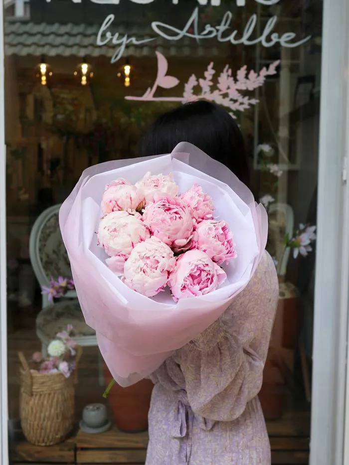Bó Hoa Mẫu Đơn (Peony) Dáng Tròn - Nhẹ Nhàng, Nhỏ Gọn & Tinh Tế | Tiệm Hoa  Ngõ Nhỏ