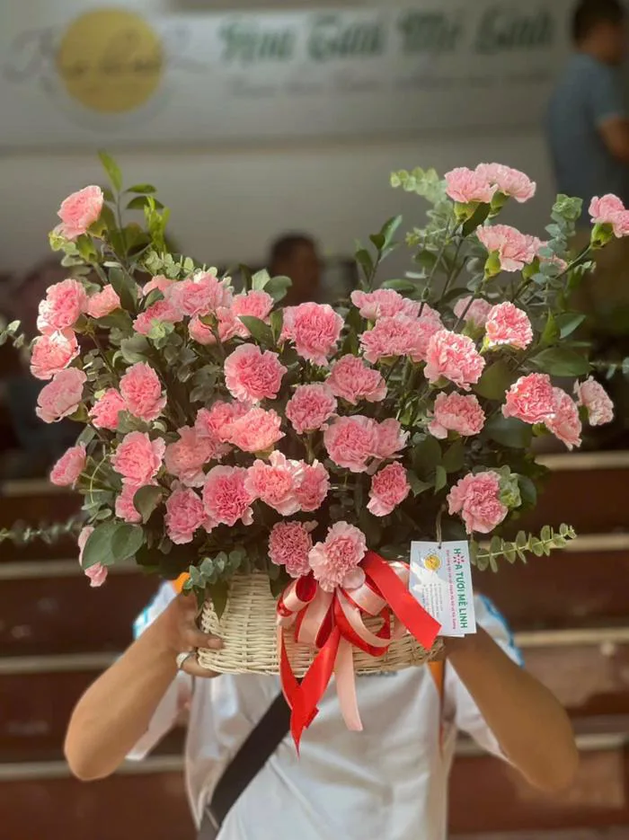 Giỏ hoa phăng hồng