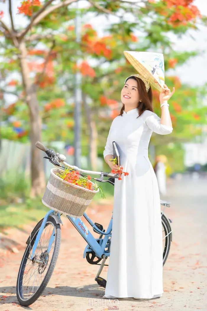 Bộ hình nữ sinh chụp với hoa phượng ở Sài Gòn tuyệt đẹp- HThao Studio