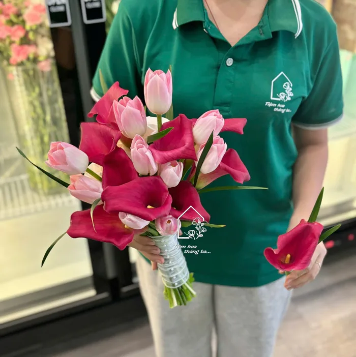 Bó Hoa Cưới Rum Đỏ & Tulip Hồng – Vẻ Đẹp Hiện Đại, Cá Tính Và Đầy Cảm Xúc