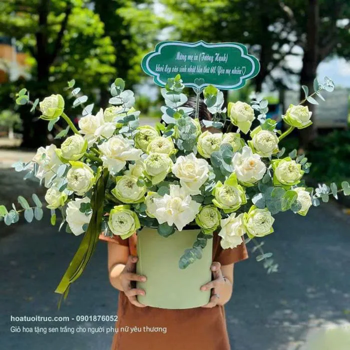 Giỏ hoa sen trắng tặng yêu thương • Giỏ hoa đẹp và ý nghĩa
