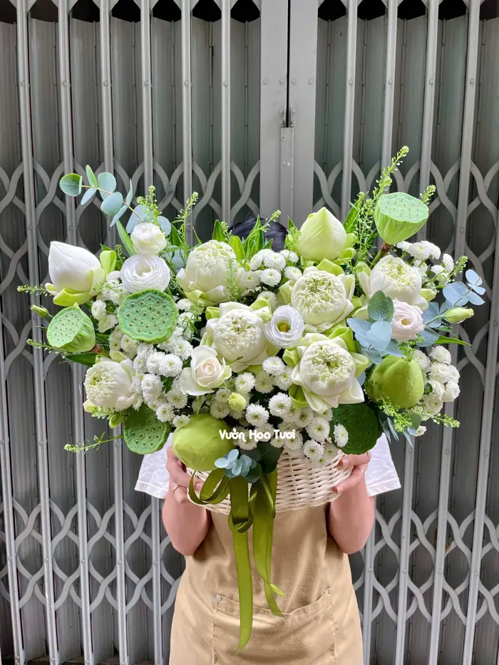 Giỏ Hoa Sen Trắng An Nhiên Chúc Mừng - Shop Hoa Vườn Hoa Tươi