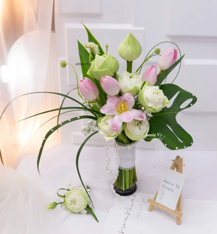 Hoa Cưới Sen Trắng mix Tulip Hồng, Gương Sen, Dáng Dài G432 - Annie Vy  Flower
