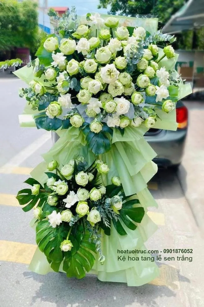 Kệ hoa tang lễ sen trắng HCM • Hoa viếng đám tang giá rẻ