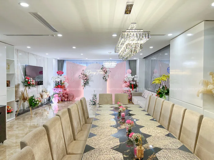 Trang trí sinh nhật người lớn tone hồng, trắng và hoa tươi - chị Dung Trần  - Party Design VN