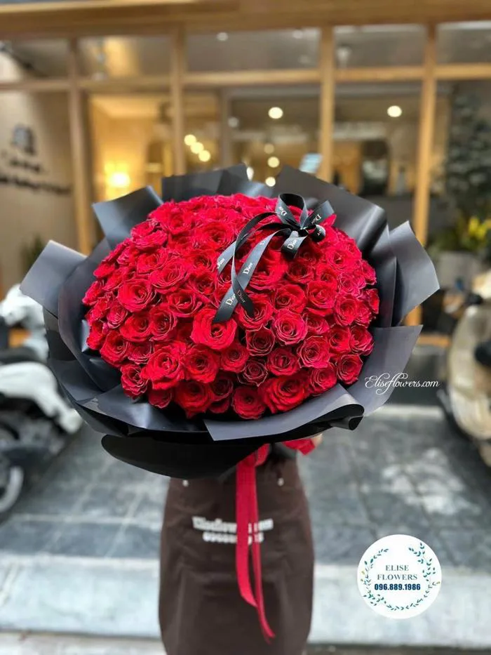 Bó hoa hồng đỏ 100 bông tặng sinh nhật vợ. Bó hoa hồng đỏ 100 bông