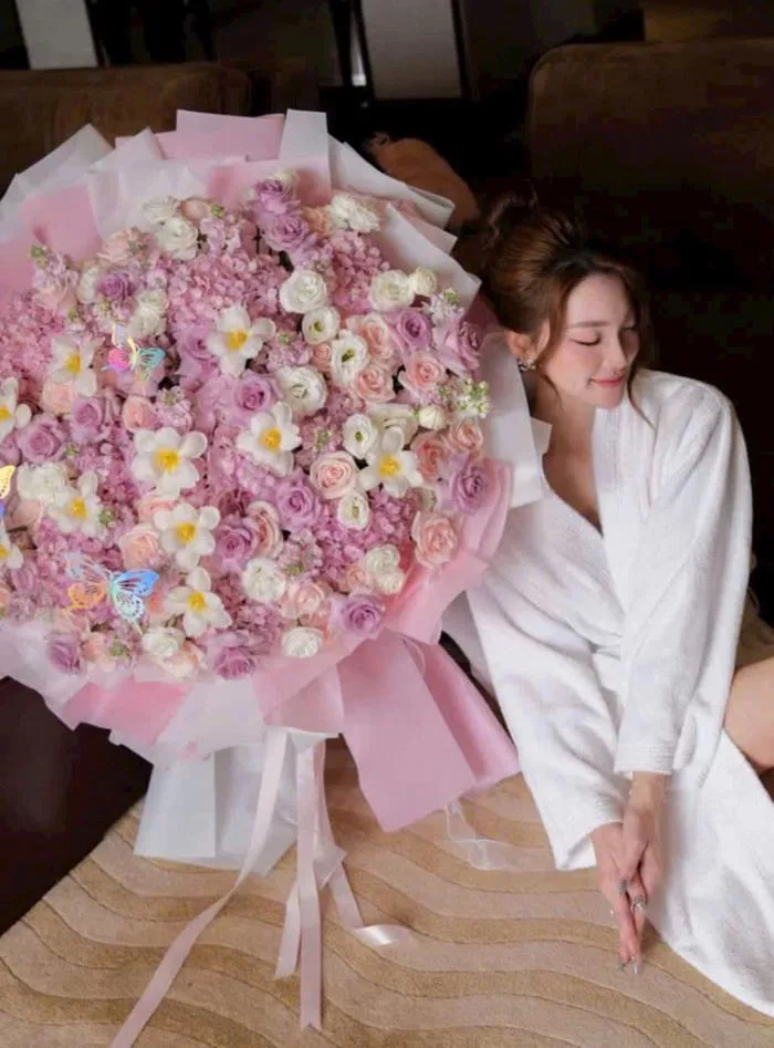 BÓ HOA SINH NHẬT KHỔNG LỒ. Đặt bó hoa sinh nhật tặng bạn gái
