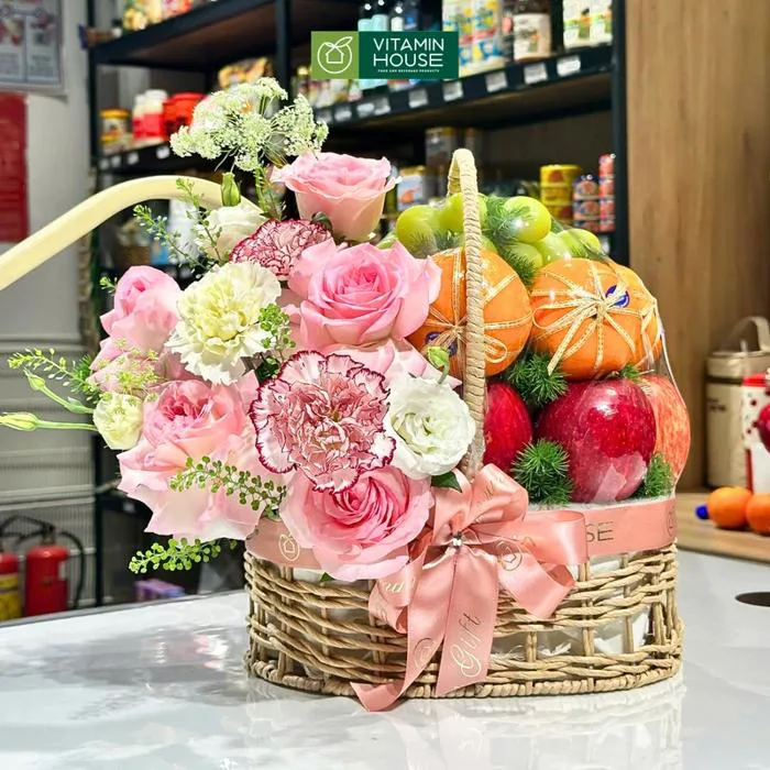 Giỏ Quà Trái Cây Nhập Khẩu Nho, Quýt, Táo Kết Hợp Hoa Tươi Chúc Mừng S