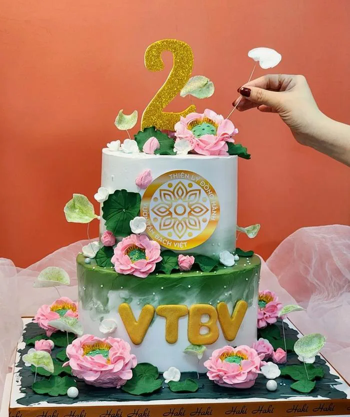 Bánh sinh nhật 2 tầng trang trí hoa sen mừng sinh nhật công ty