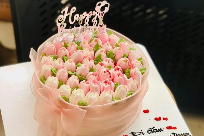 Bánh kem hoa tulip sang trọng - Lựa chọn tinh tế cho dịp đặc biệt