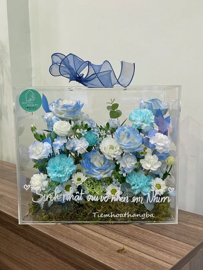 Hộp Hoa Mica Tone Xanh Dương – Sang Trọng & Bình Yên
