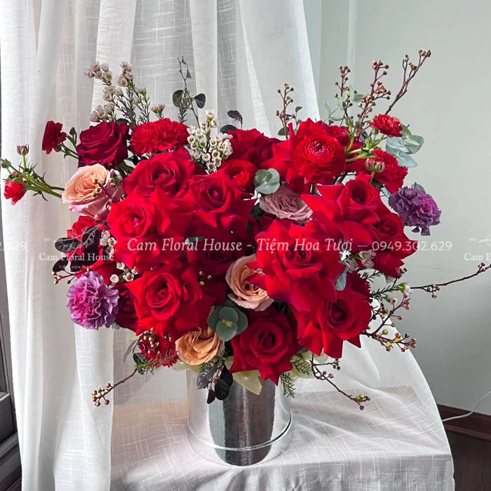 Lẵng Hoa Tặng Sinh Nhật Bố Tone Đỏ Rực Rỡ | Cam Floral House